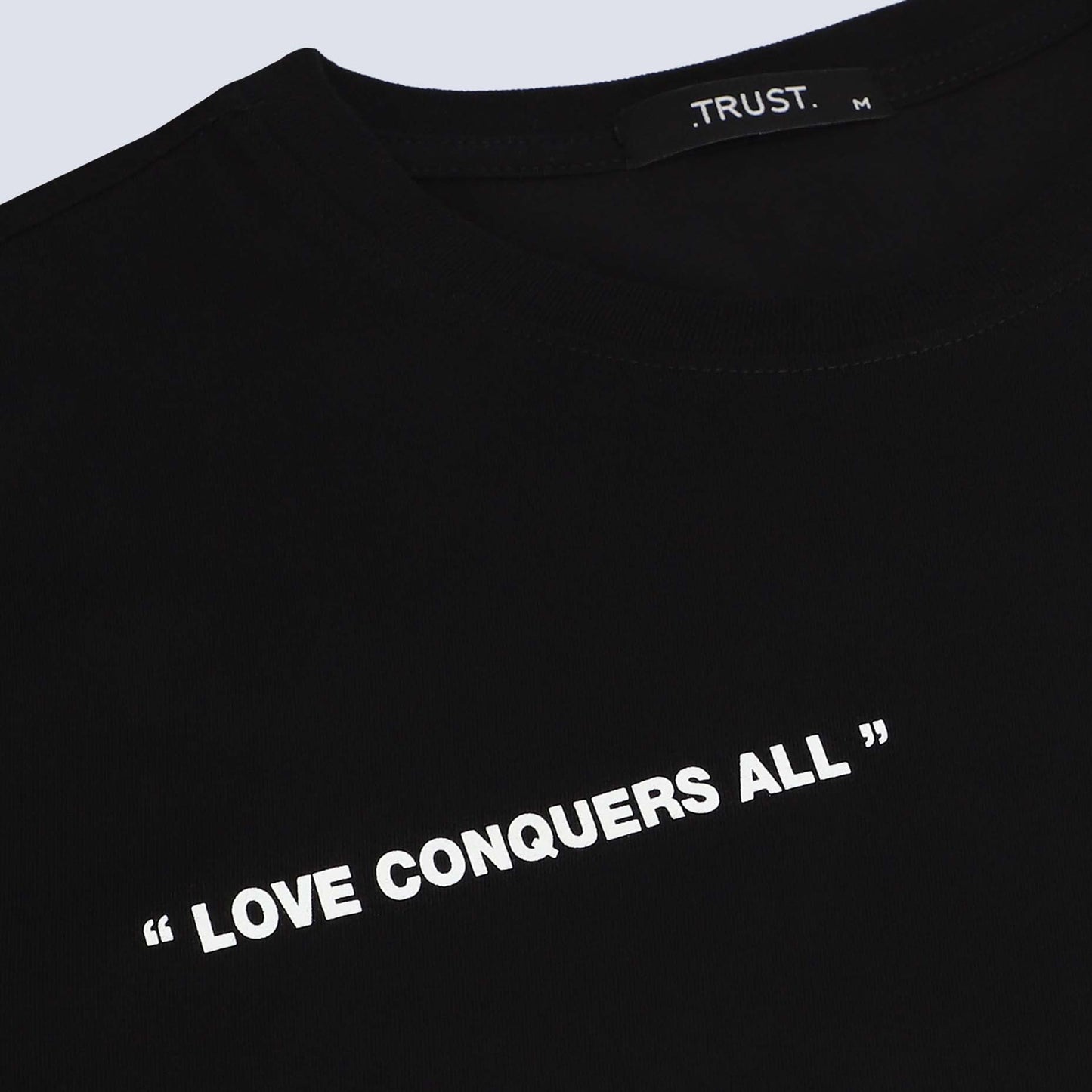 Playera Negra Love Conquers All